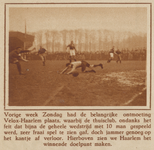873400 Afbeelding van een spelmoment uit de voetbalwedstrijd van Velox (Utrecht) tegen Haarlem, op het sportterrein aan ...